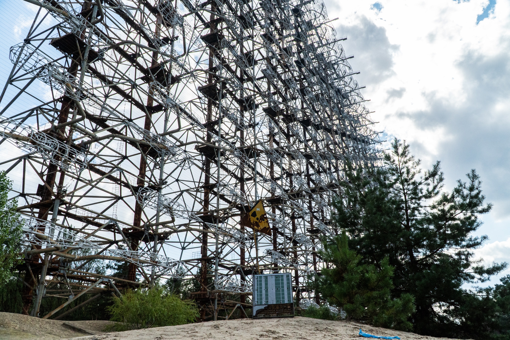 On our way out we also visited the Duga radar. It was part of the sovjet missile defense system. It received the nickname of "Russian Woodpecker" because of the tapping noise it made on shortwave radio frequencies.