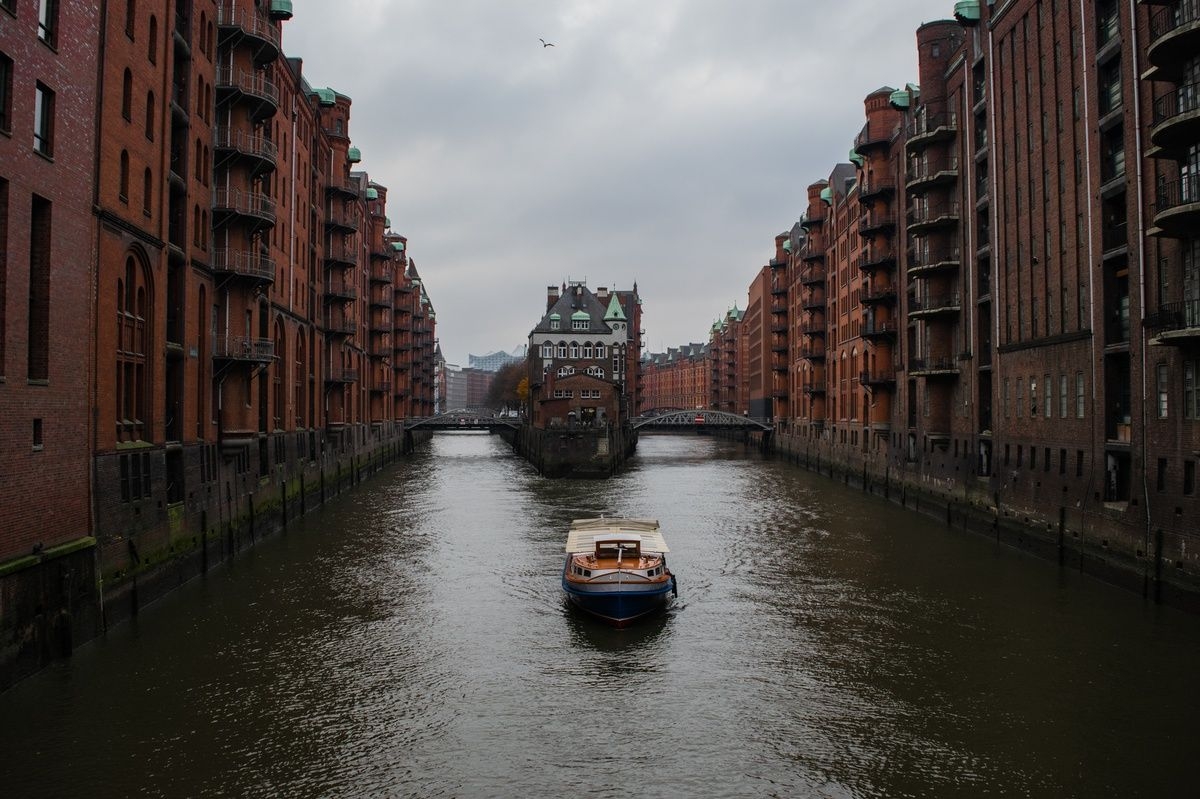 The Poggenmühlenbrücke at the end of the Speicherstadt even became an UNESCO 'Weltkulturerbe.