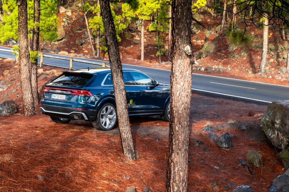 The gravel and the new asphalt are the perfect environment for this 600ps monster.