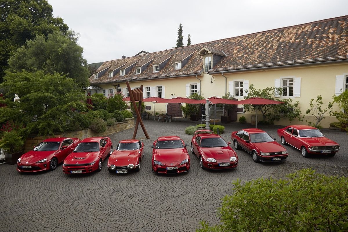 Over the last 50 years Toyota has made quite a few sports cars. From left to right we can see here: Toyota GT86, Toyota Celica *Carlos Sainz* 4WD, GT2000, Toyota GR Supra, Toyota Supra MK4, Toyota Corolla AE86, Toyota Corona Mark II.