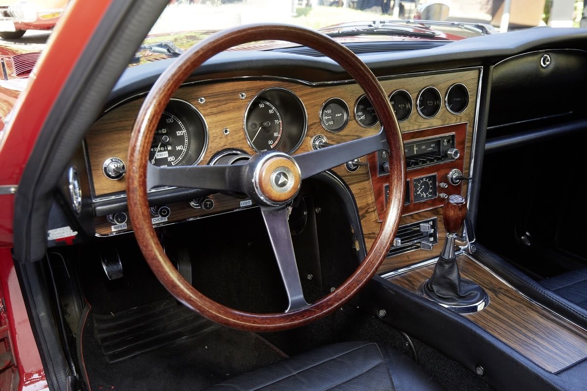 The car was also equipped with a 6 cyl. engine.