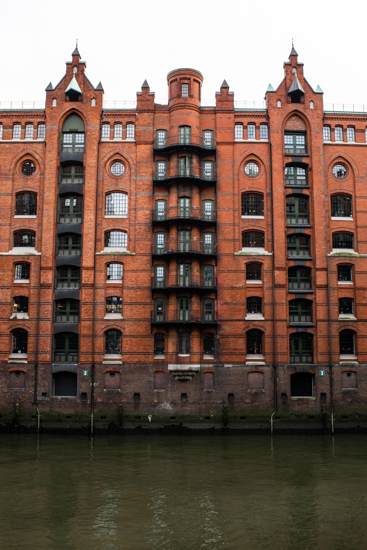The historc Speicherstadt offers a very monotone color palette. Nevertheless its beautiful to look at.