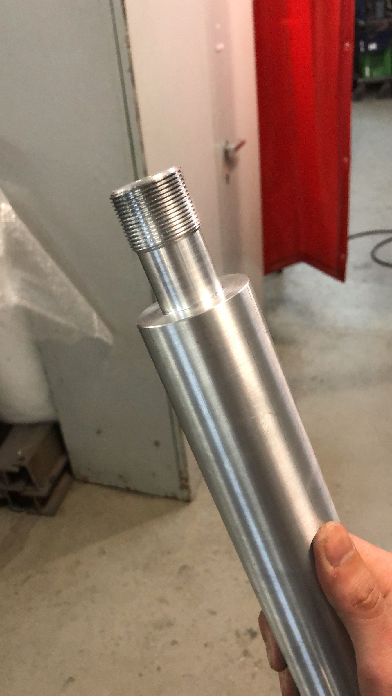 The final m30x1.5 thread in the aluminium rod turned out great, considering the fact, that the lathe was manually operated and not a CNC lathe.